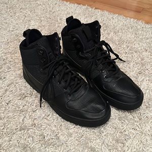 Men’s Nike shoes size 9 in good condition and barely worn